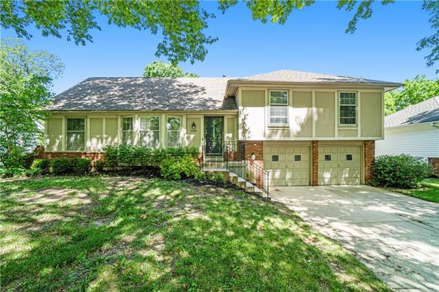 7919 Bradshaw St, Lenexa, KS 66215