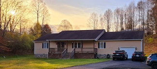 692 Ashley Ln, Summersville, WV 26651