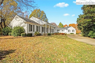 1018 Randolph Cir SE, Lenoir, NC 28645