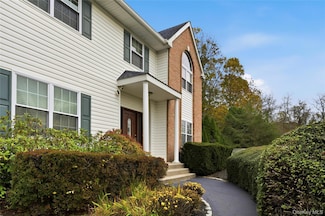 48 Windcrest Dr, Manorville, NY 11949