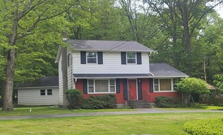 7425 W Dogwood Ln, Cresco, PA 18326