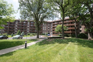 120 Lakeview Dr Unit 105, Bloomingdale, IL 60108