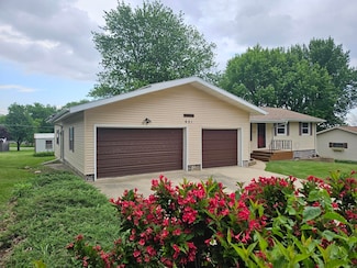 921 3rd Ave NE, Oelwein, IA 50662