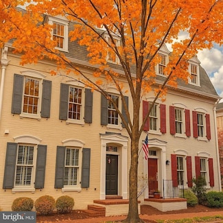 1815 Potomac Greens Dr, Alexandria, VA 22314