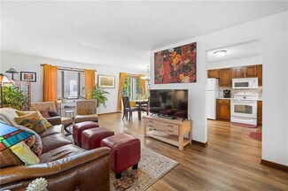 1108 49th St Unit 2, West Des Moines, IA 50266