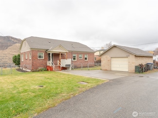 308 5th St, Chelan Falls, WA 98817