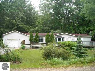 9272 Woodland Dr, Onekama, MI 49675