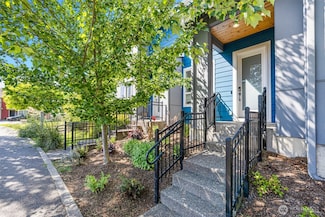 684 SW 100th St, Seattle, WA 98146