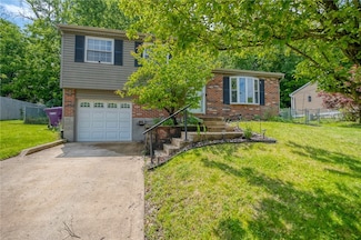 318 Tionesta Dr, New Kensington, PA 15068