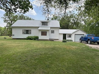 548 S 7th St, Hebron, NE 68370