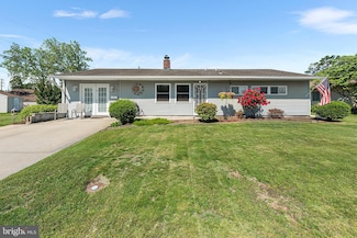 15 Dewberry Ln, Levittown, PA 19055