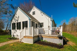 12 Kossuth St, Thomaston, ME 04861