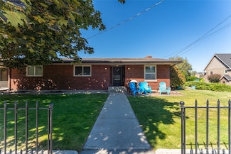404 S 3rd St, Chelan, WA 98816
