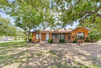 1002 Lowrie St, Bowie, TX 76230