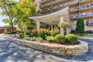 4550 Warwick Blvd Unit 710, Kansas City, MO 64111