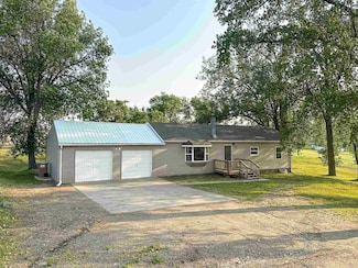 3038 9th Ave SE, Minot, ND 58701
