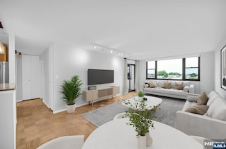 250 Gorge Rd Unit 15f, Cliffside Park, NJ 07010