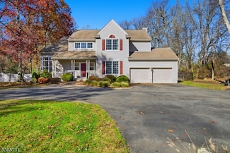 2 Southwoods Ln, Oak Ridge, NJ 07438