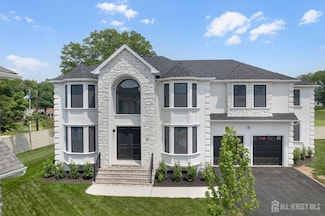 9 Links Dr, Edison, NJ 08820