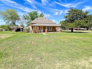 305 NW 2nd St, Geary, OK 73040