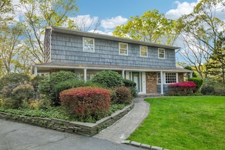 4 Penn Ct, Dix Hills, NY 11746