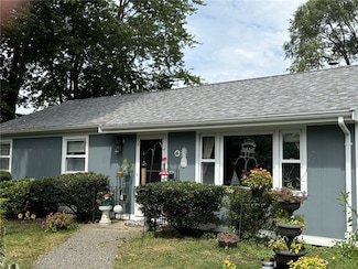 6 Hickory Ave, Middletown, RI 02842