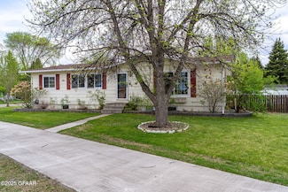 4002 Walnut St, Grand Forks, ND 58201