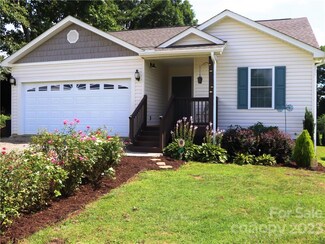 15 Indian Camp Rd, Weaverville, NC 28787