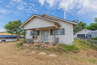 313 E 8th St, Lefors, TX 79054