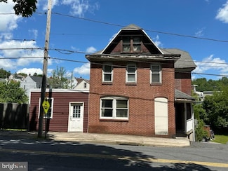 901 Wade Rd, Saint Clair, PA 17970