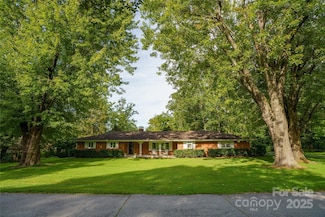 335 Lake Circle Dr, Hendersonville, NC 28792