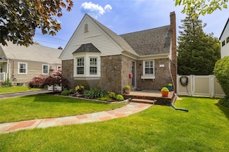 10 Wagg Ave, Malverne, NY 11565