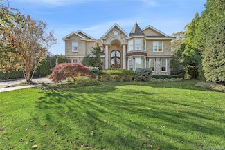 5 Schoolhouse Ct, Oyster Bay, NY 11771