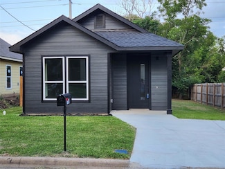 738 Chihuahua St, Lockhart, TX 78644