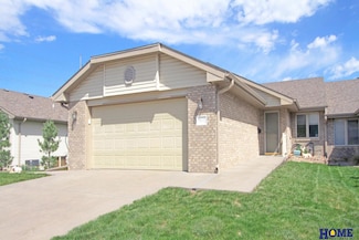 9112 Round Hill Dr, Lincoln, NE 68526