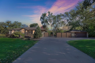 4816 Overlook Dr, Bloomington, MN 55437