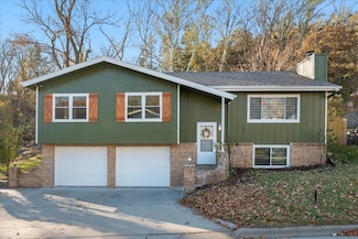 902 Valley Dr, Crescent, IA 51526