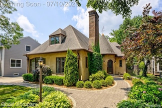 66 Oakdale Blvd, Pleasant Ridge, MI 48069