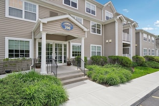200 Woodcrest Ln Unit 202, Mount Kisco, NY 10549