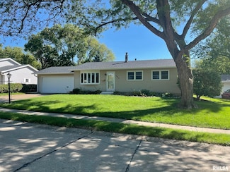 4625 Candlelight Dr, Davenport, IA 52806