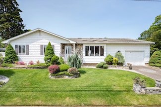 405 S 14th St, Lindenhurst, NY 11757