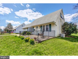 75 Plumbridge Dr, Levittown, PA 19056