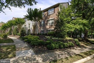 12105 Greenwood Ct Unit 101, Fairfax, VA 22033