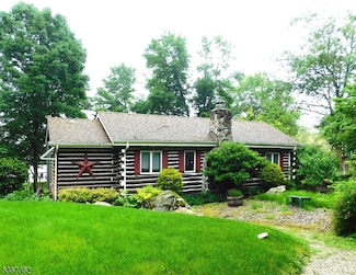62 Lakeside Dr, Sussex, NJ 07461