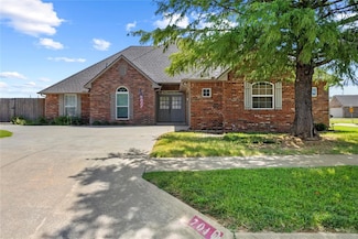 704 Highland Dr, Weatherford, OK 73096