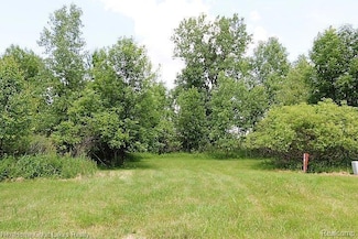 75 Westwood Dr, Grand Blanc, MI 48439