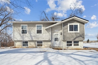 2720 Matthew Dr SW, Cedar Rapids, IA 52404