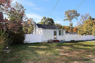 44 Orchard St, Hauppauge, NY 11788