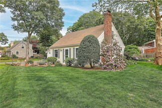 8 Central Ave, Barrington, RI 02806