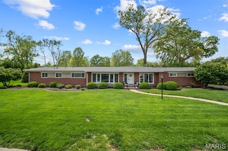 2 Sleepy Hollow Ln, Saint Louis, MO 63132